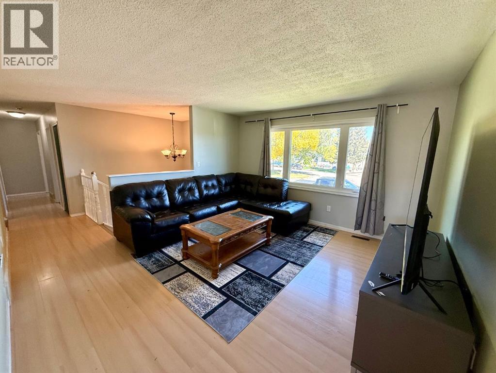 921 Ellis Crescent Se Property Photo 7