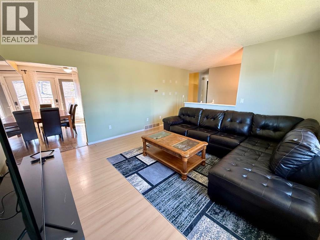 921 Ellis Crescent Se Property Photo 8