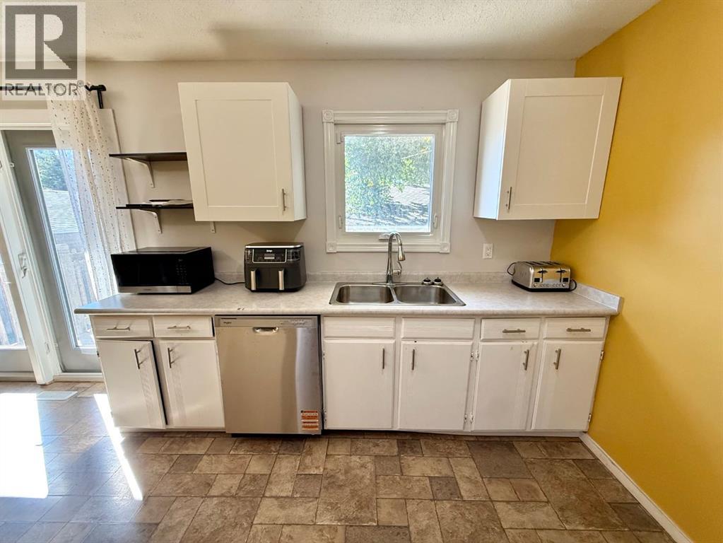 921 Ellis Crescent Se Property Photo 10