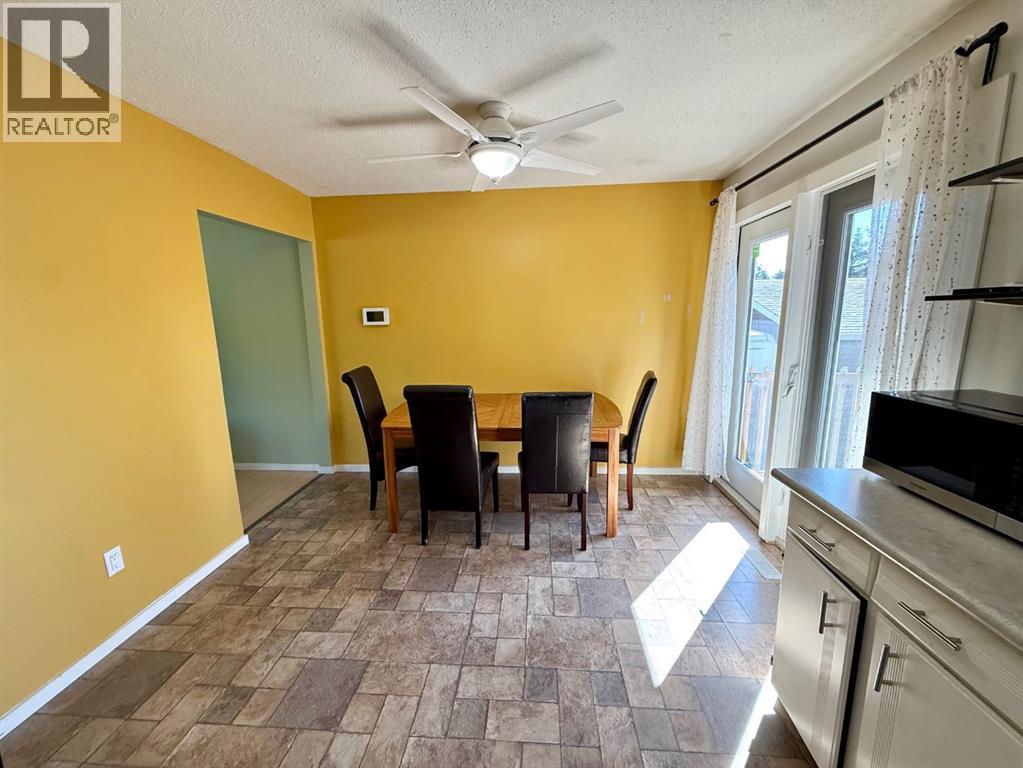 921 Ellis Crescent Se Property Photo 12
