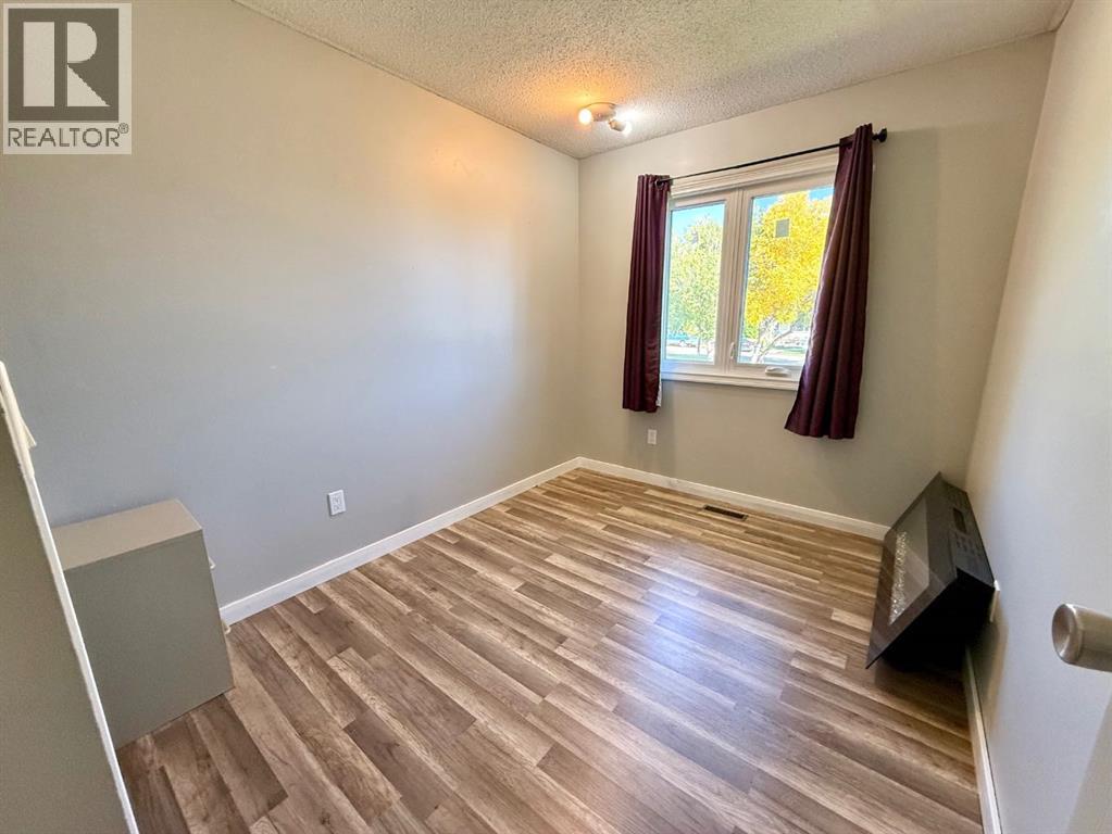 921 Ellis Crescent Se Property Photo 16