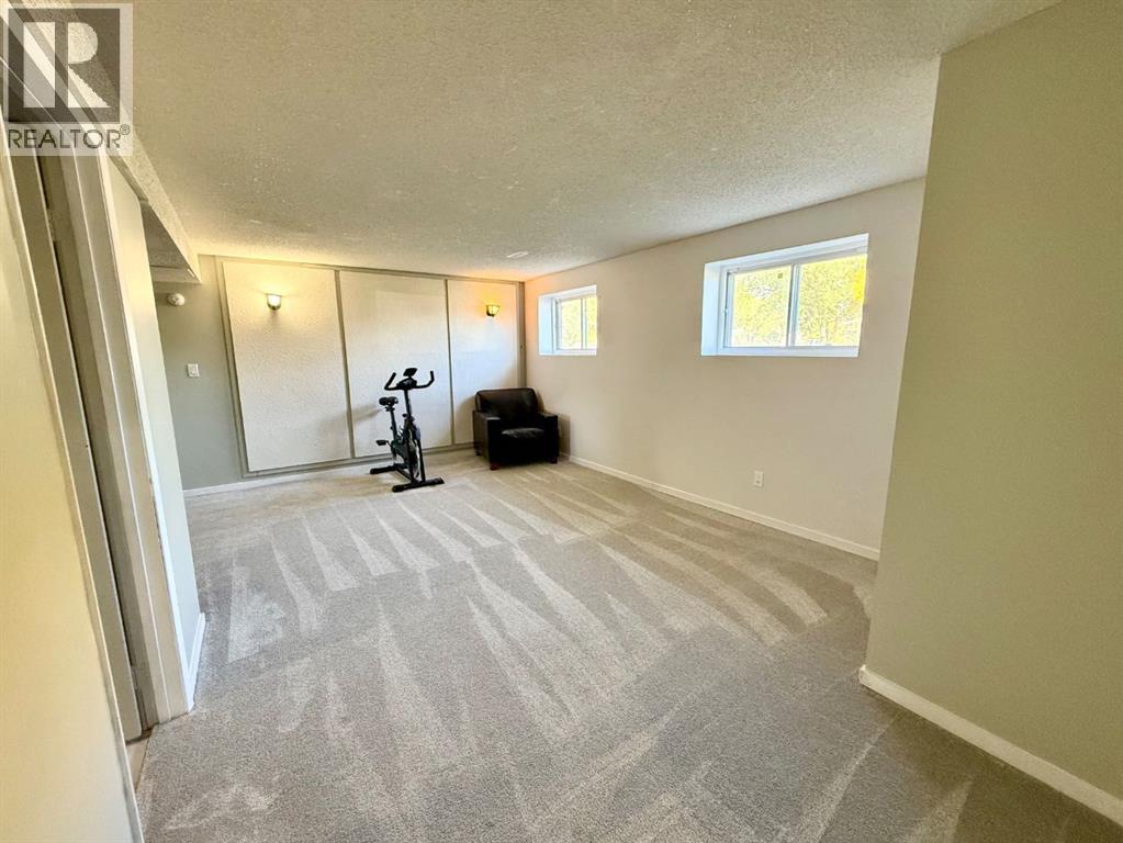 921 Ellis Crescent Se Property Photo 21