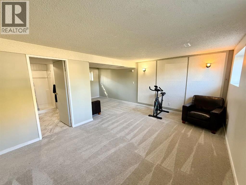 921 Ellis Crescent Se Property Photo 22