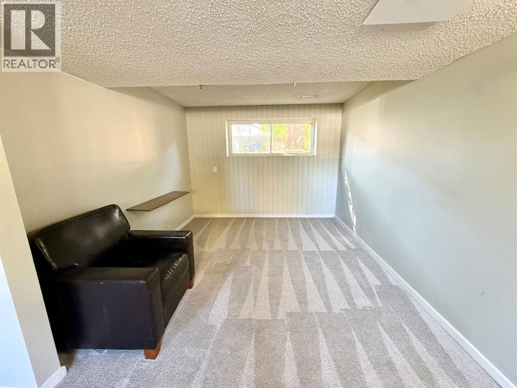 921 Ellis Crescent Se Property Photo 24