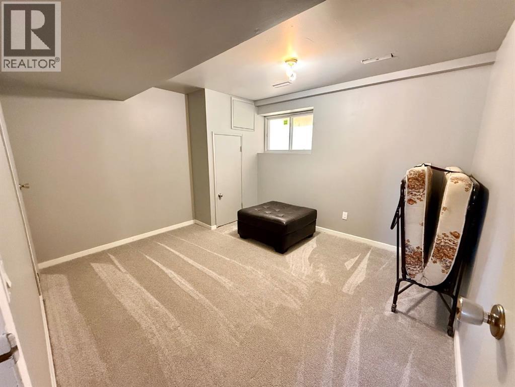 921 Ellis Crescent Se Property Photo 26