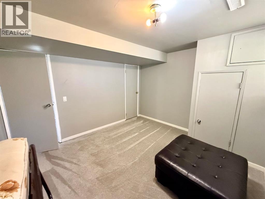 921 Ellis Crescent Se Property Photo 27