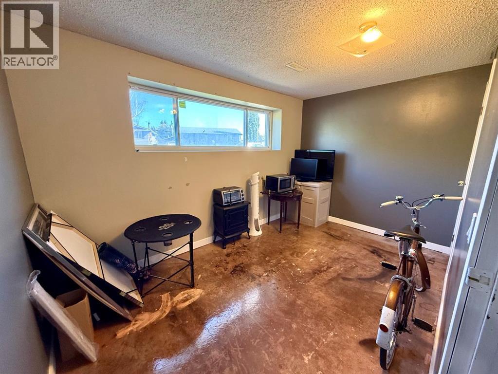 921 Ellis Crescent Se Property Photo 28