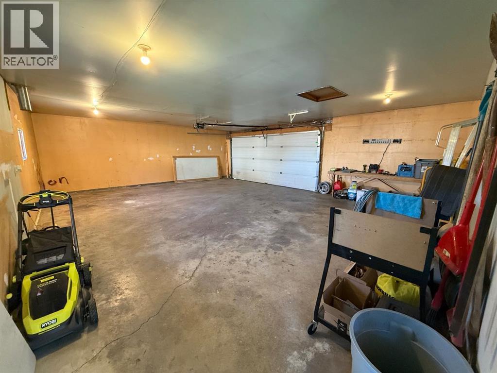 921 Ellis Crescent Se Property Photo 36