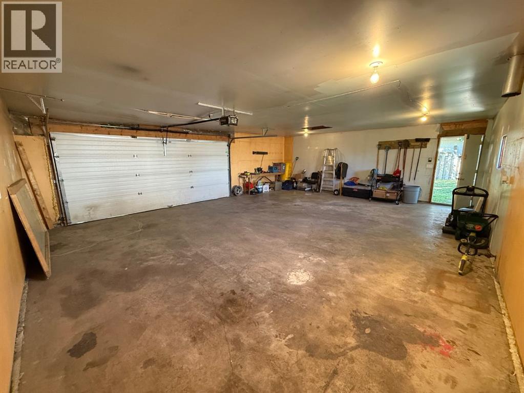 921 Ellis Crescent Se Property Photo 37