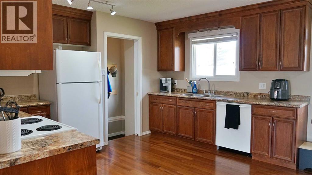 300 3 Street N Property Photo 8