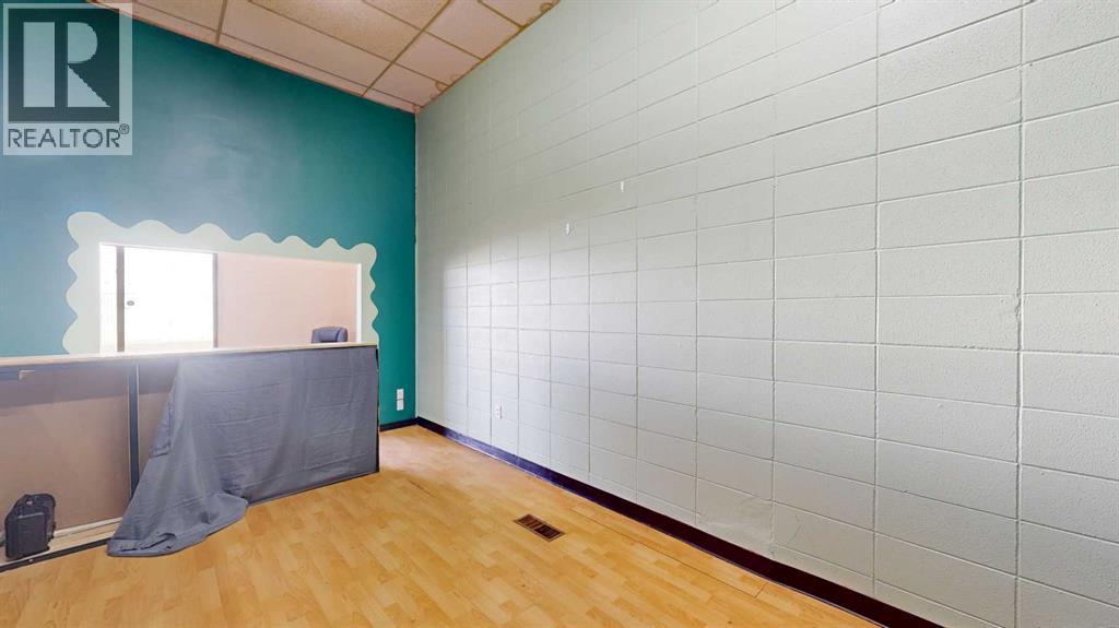 4841 50 Street Property Photo 15