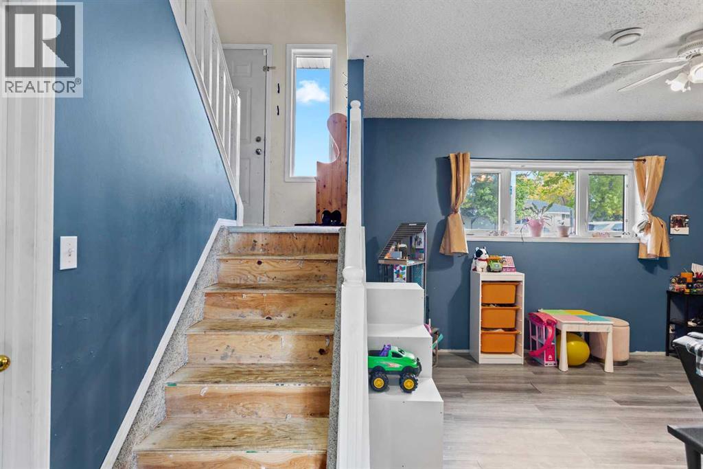 5205b 52 Avenue Property Photo 3