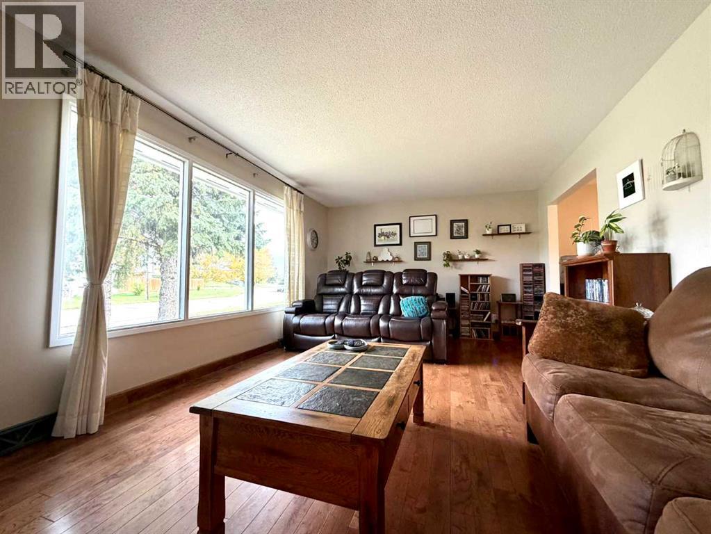 1305 5 Avenue Property Photo 2