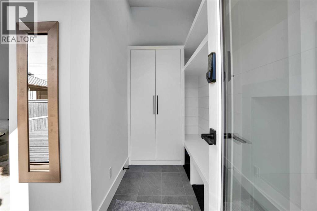 1111 43 Street Sw Property Photo 12