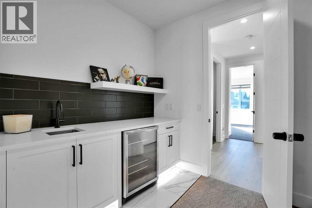 1111 43 Street Sw Property Photo 14