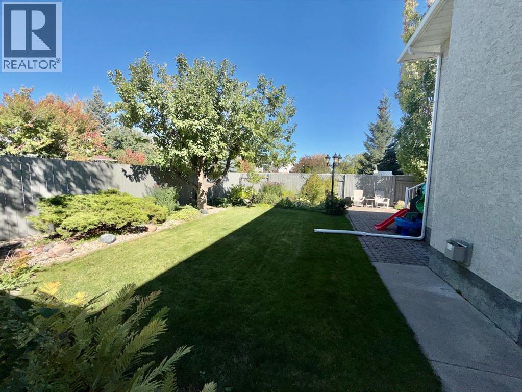 18 Heritage Close W Property Photo 8