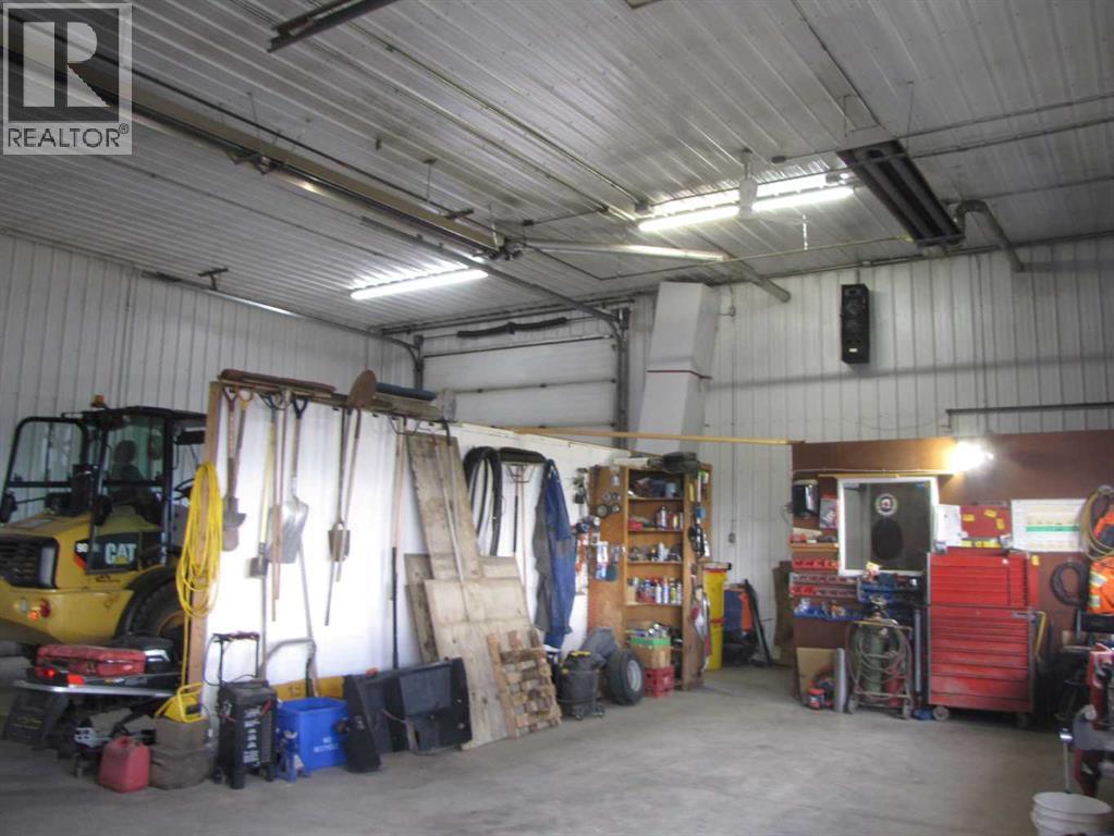 3208 52 Avenue Property Photo 8