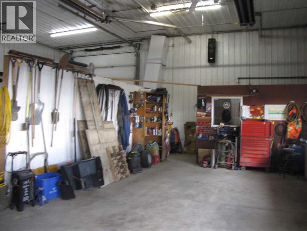 3208 52 Avenue Property Photo 9
