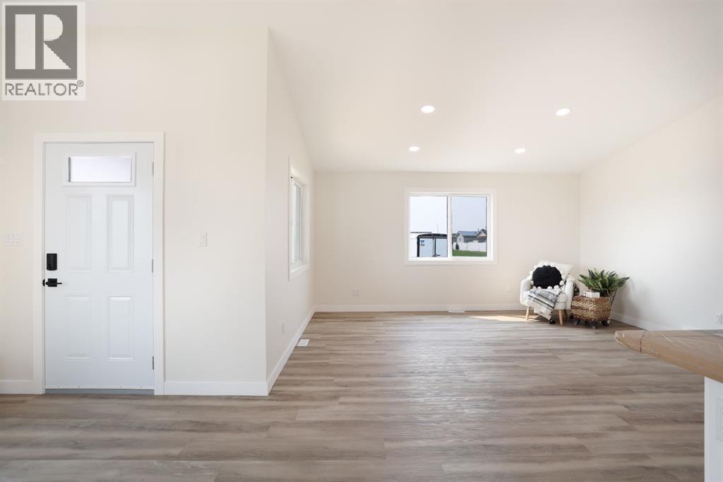 321 20 Street E Property Photo 14