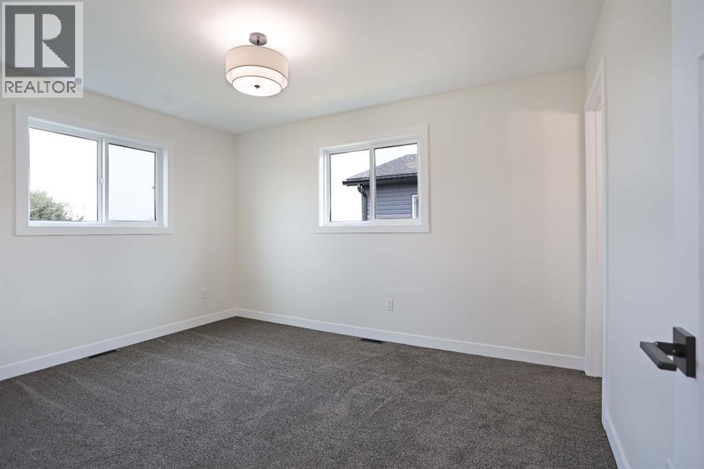 321 20 Street E Property Photo 23