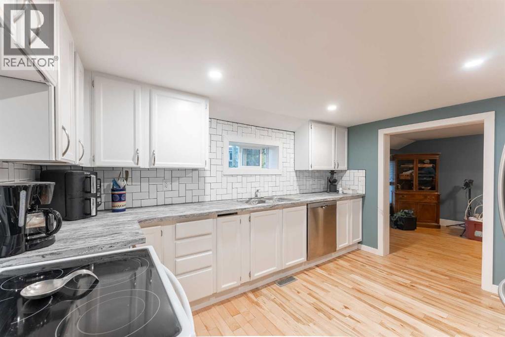 334 18 Street Property Photo 10