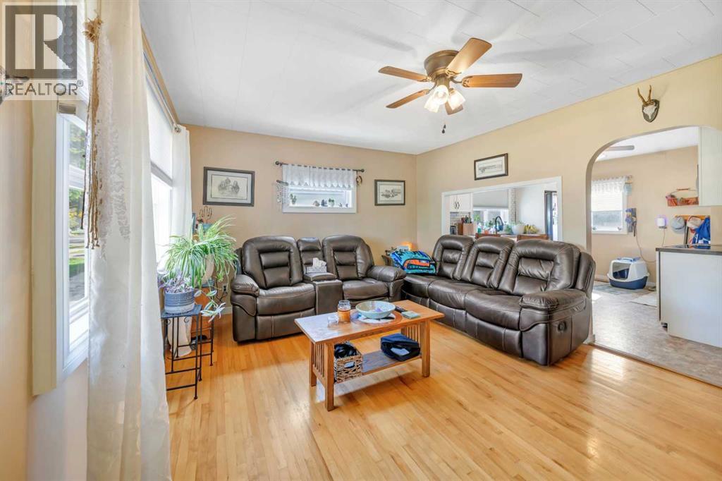 5021 54a Street Property Photo 3
