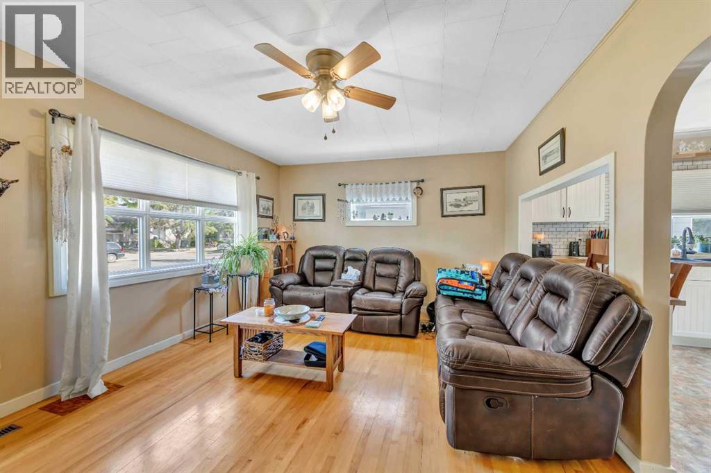 5021 54a Street Property Photo 4