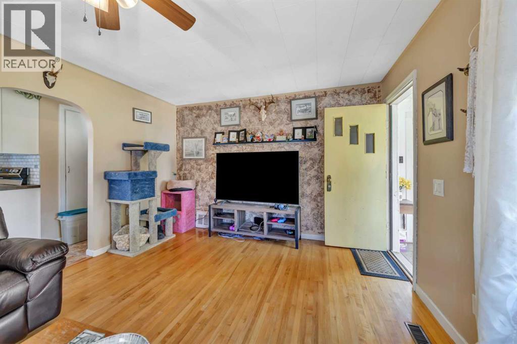 5021 54a Street Property Photo 5