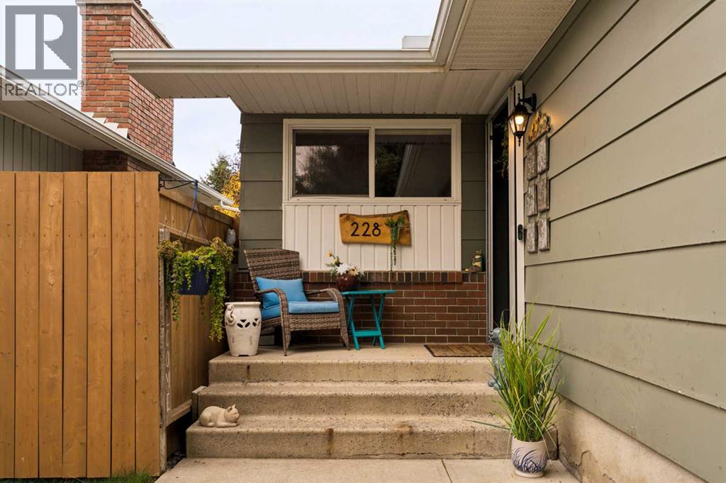 228 Midridge Crescent Se Property Photo 4