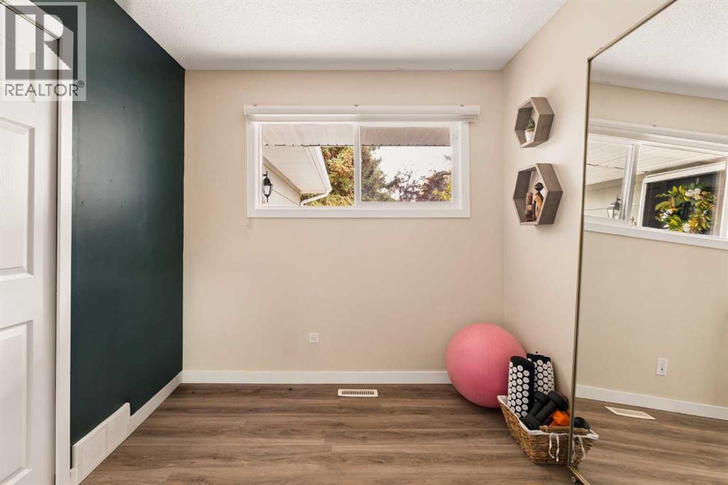 228 Midridge Crescent Se Property Photo 28