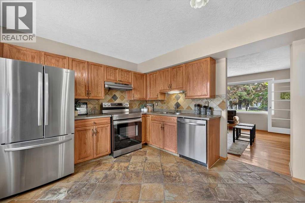 572 Regal Park Ne Property Photo 4