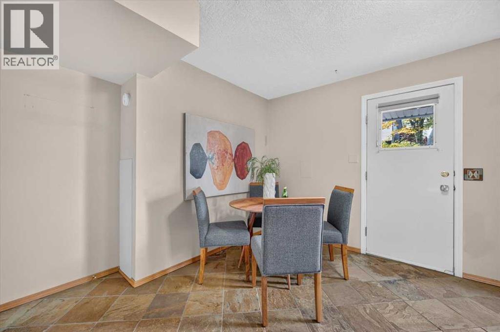 572 Regal Park Ne Property Photo 5