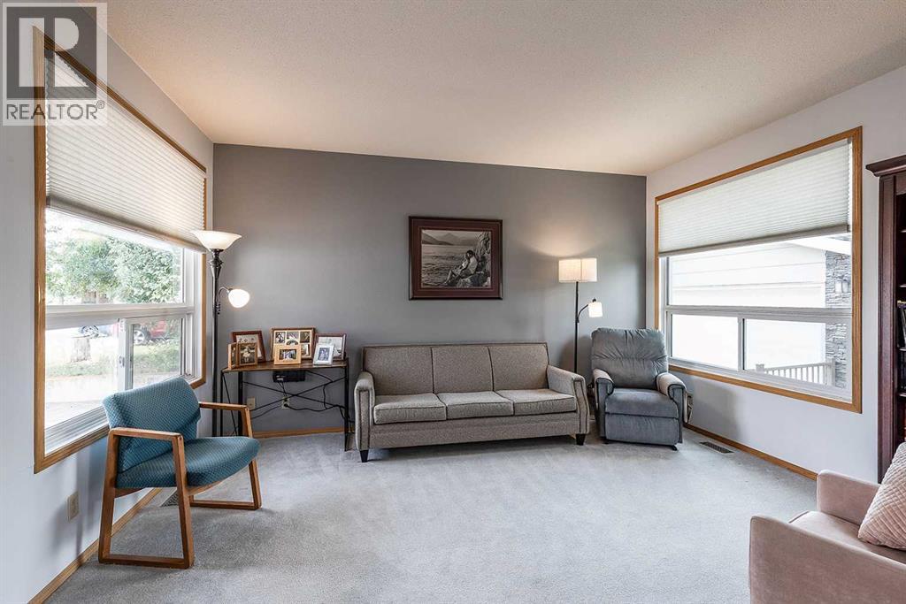 78 Seven Persons Crescent Sw Property Photo 12