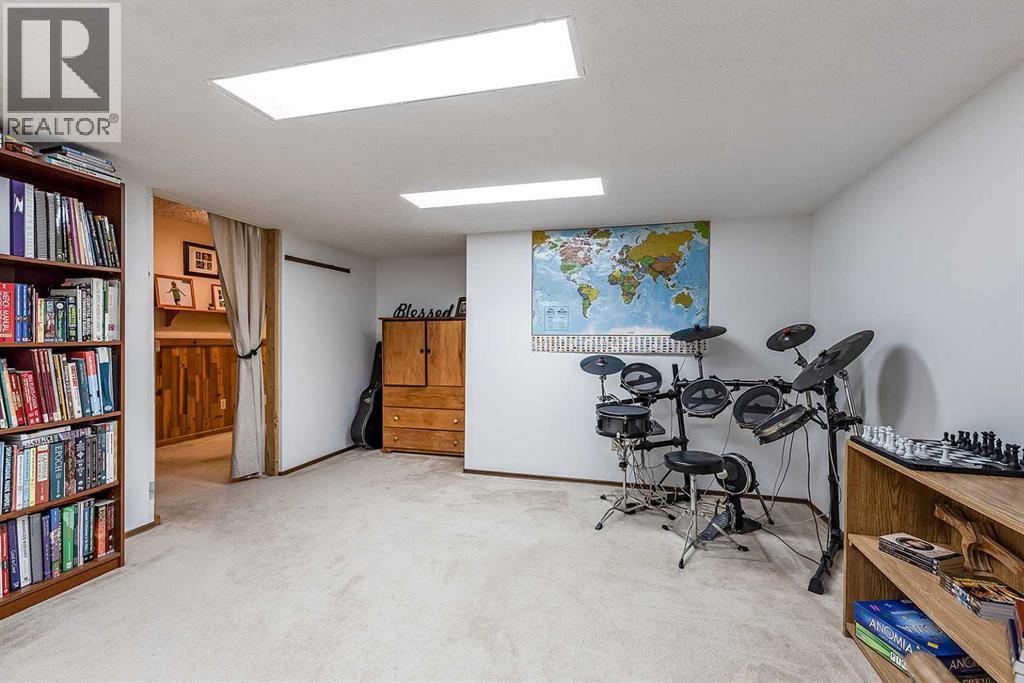 78 Seven Persons Crescent Sw Property Photo 32