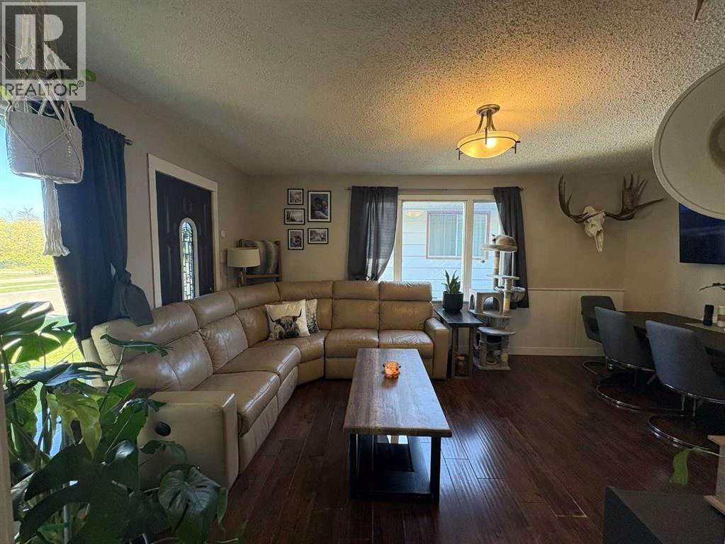 4705 49 Street Property Photo 2