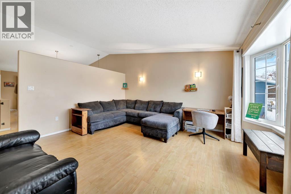 207 3rd Avenue E Property Photo 2