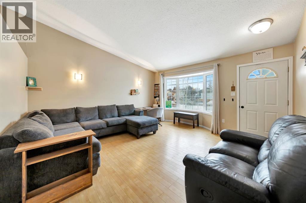 207 3rd Avenue E Property Photo 3