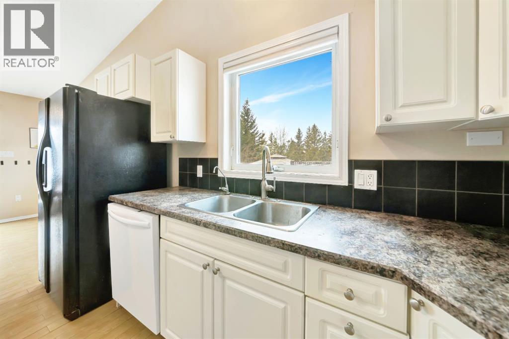 207 3rd Avenue E Property Photo 7