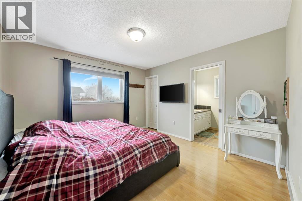 207 3rd Avenue E Property Photo 16