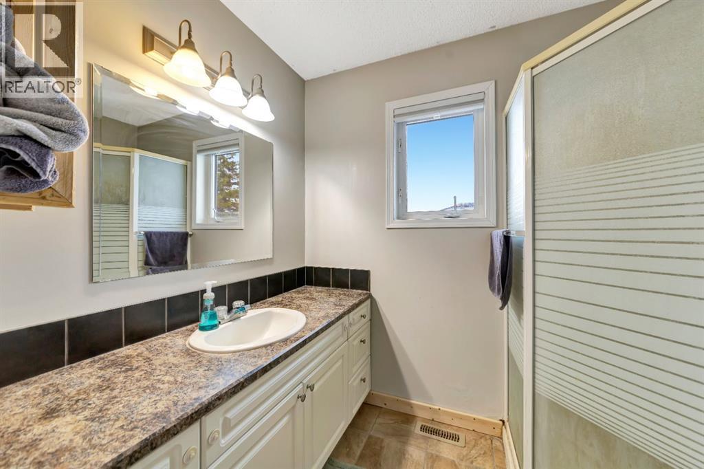 207 3rd Avenue E Property Photo 18