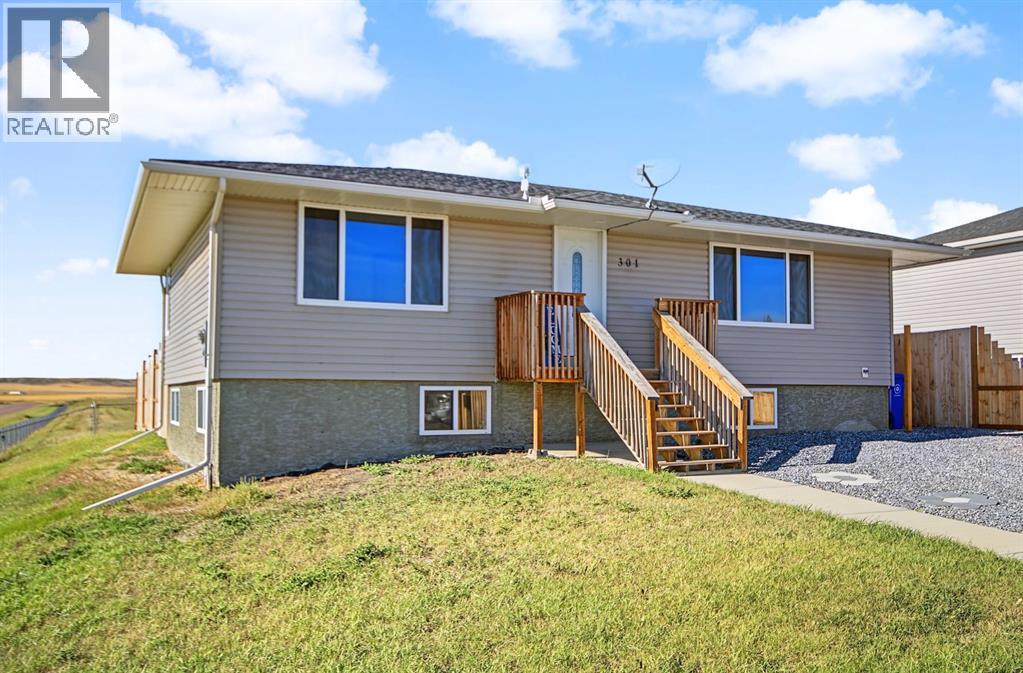 301 3 Street W Property Photo 1