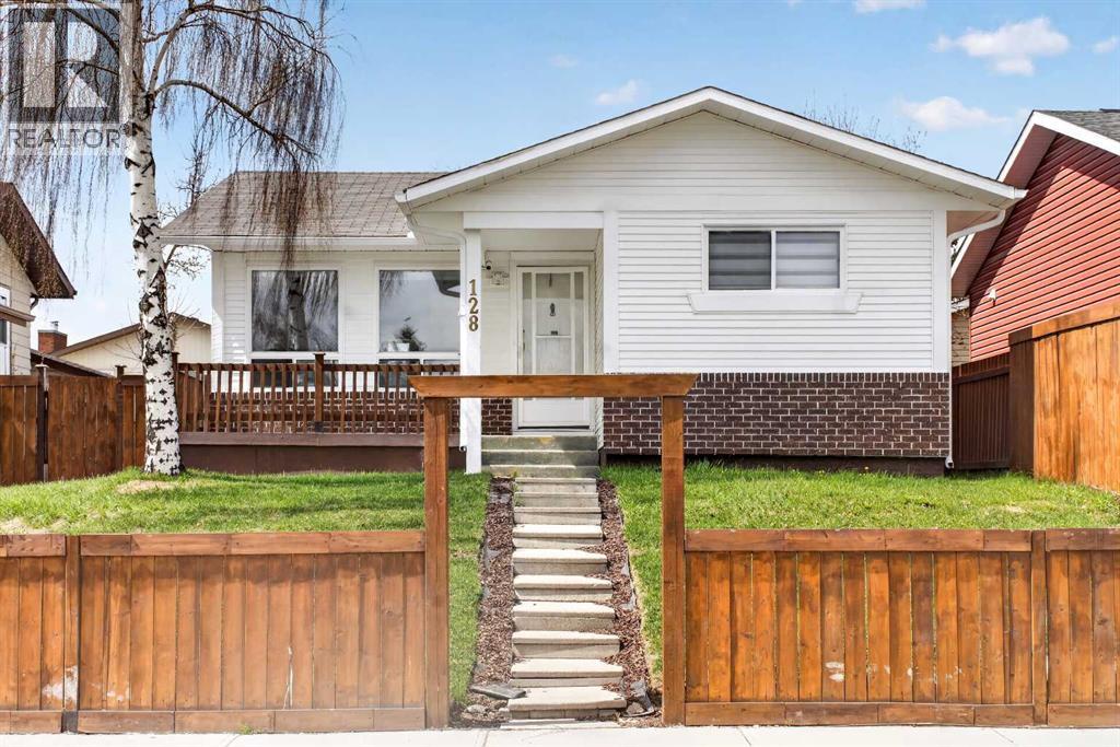128 Castledale Crescent Ne Property Photo 1