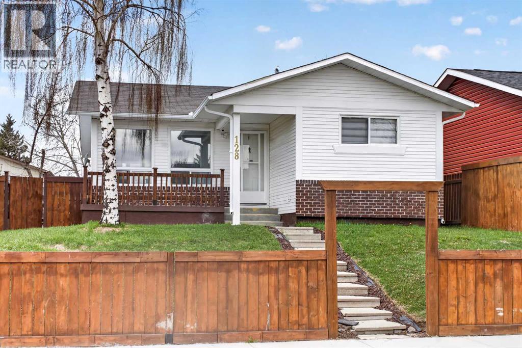 128 Castledale Crescent Ne Property Photo 2
