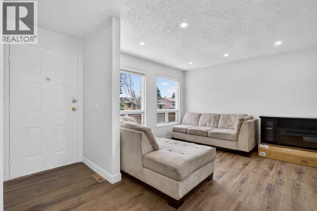128 Castledale Crescent Ne Property Photo 4