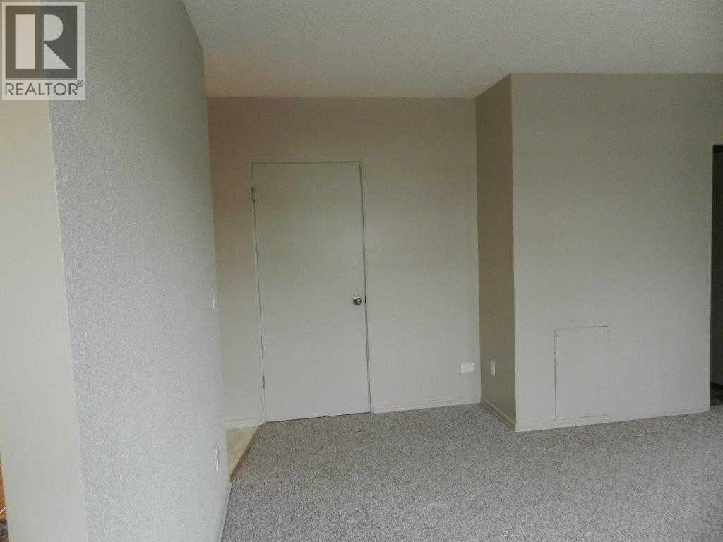 9802 98 Avenue Property Photo 4