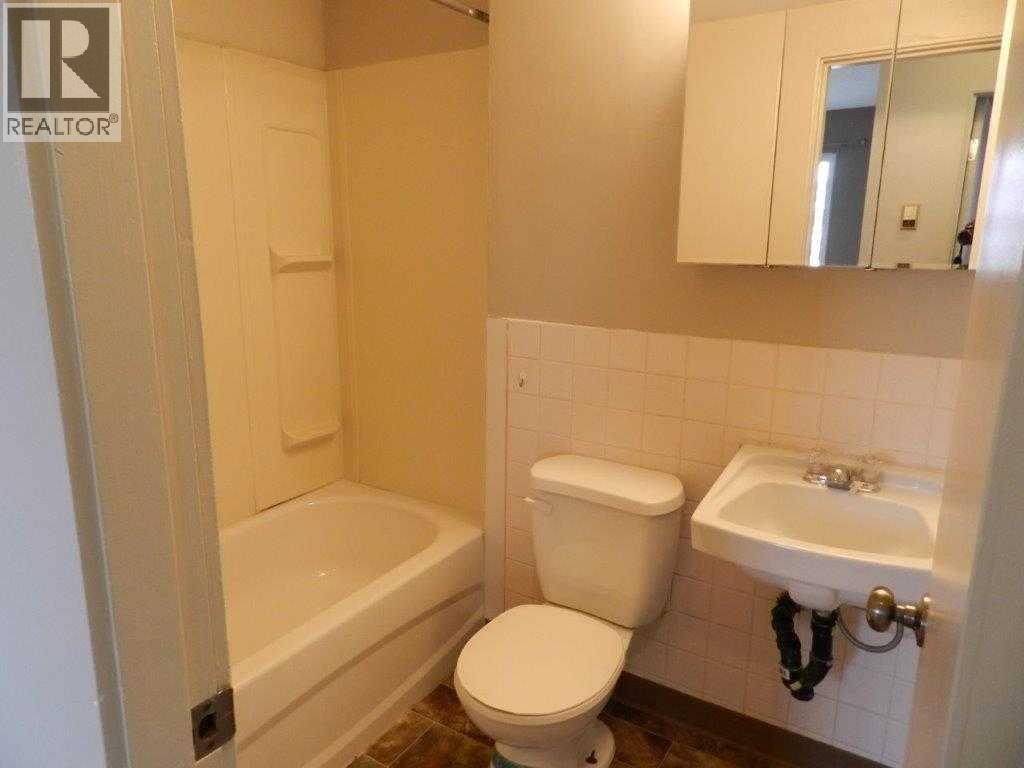 9802 98 Avenue Property Photo 8