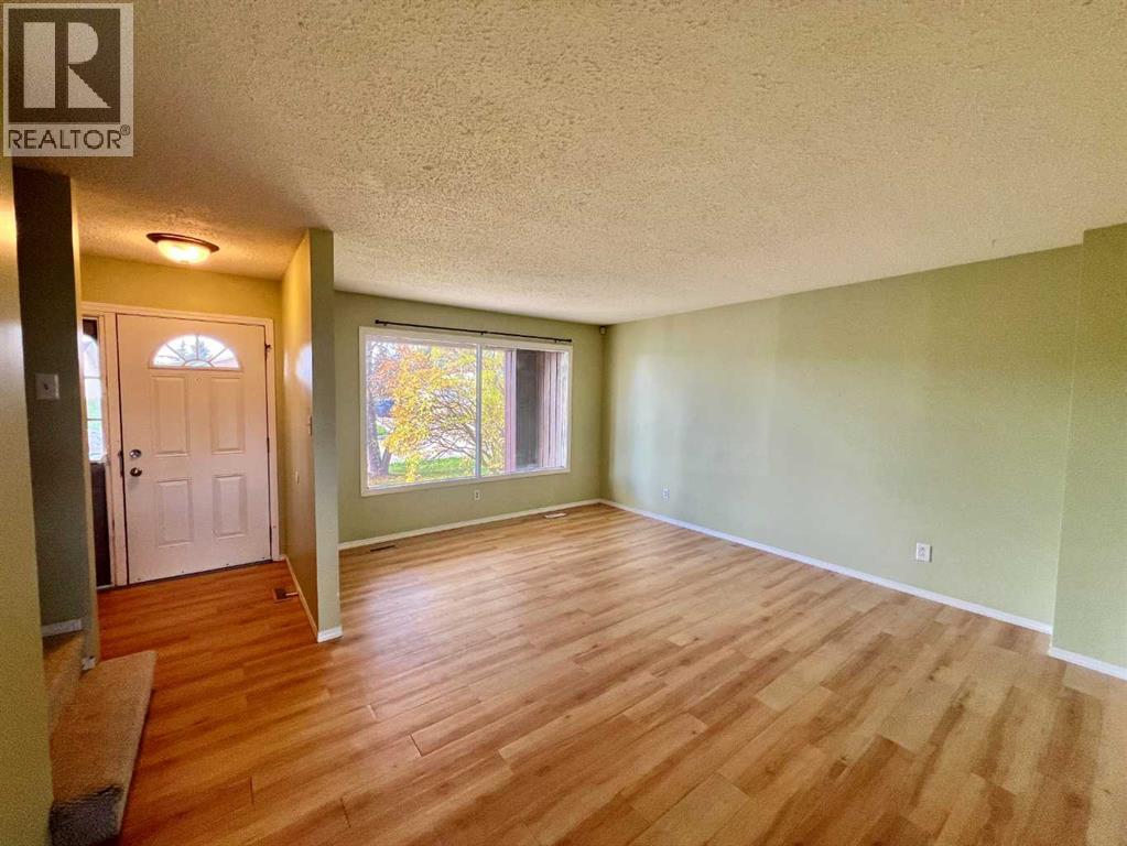 8111 94 Street Property Photo 3