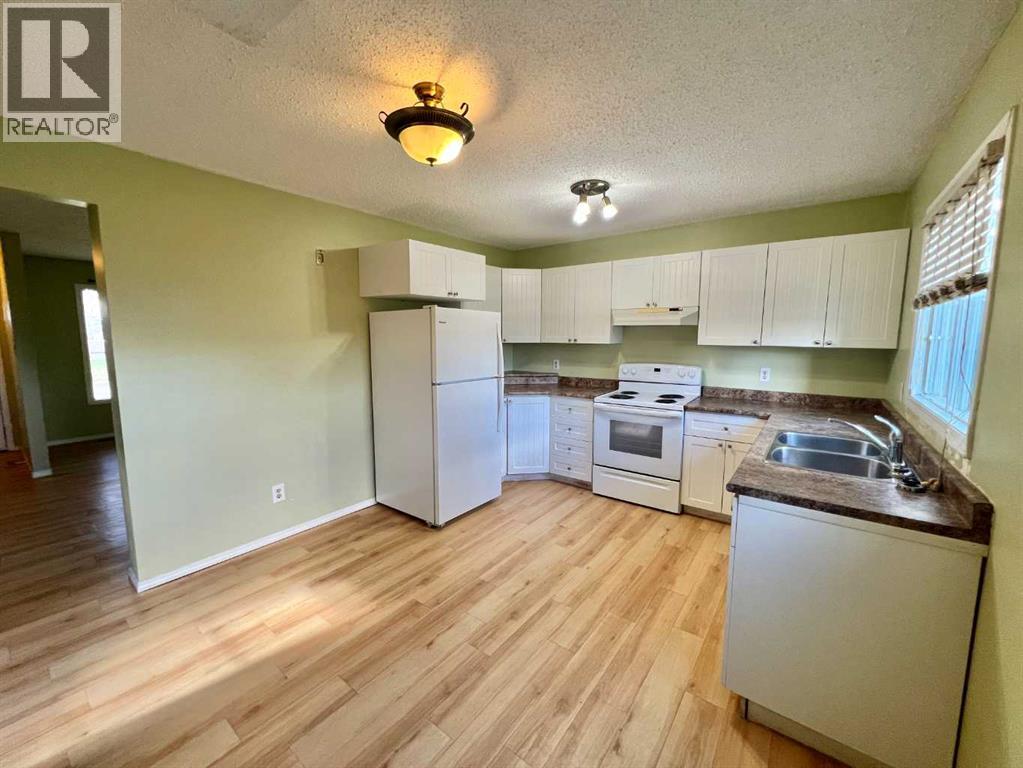 8111 94 Street Property Photo 4