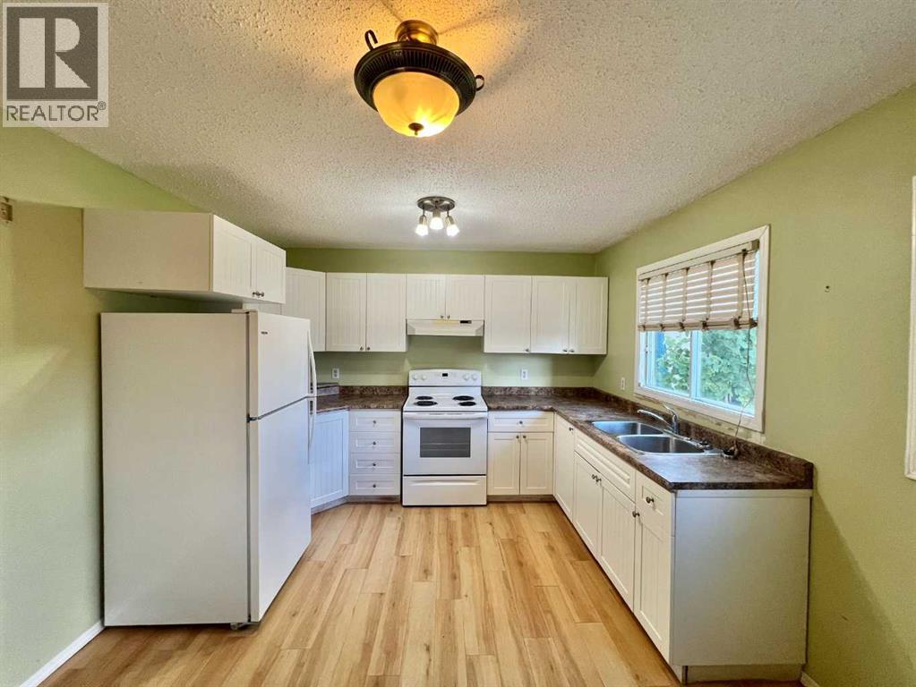 8111 94 Street Property Photo 5