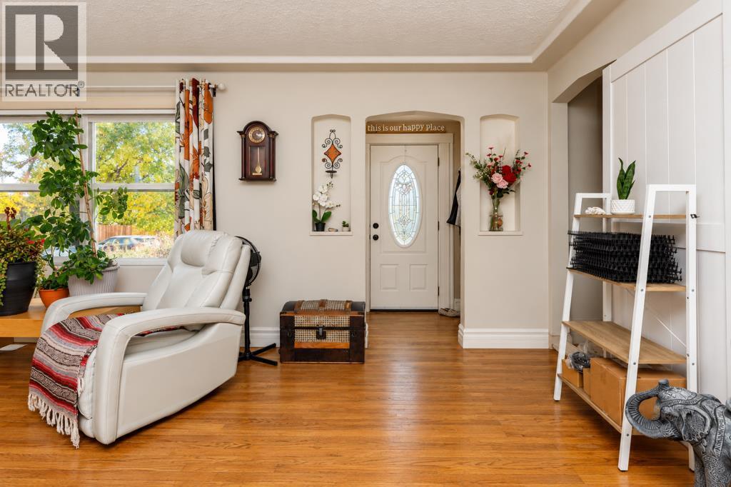 4518 52 Street Property Photo 3